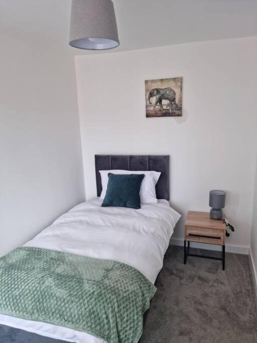 5 Bedroom House - Cheshire Oaks เอลส์เมียร์พอร์ต ภายนอก รูปภาพ