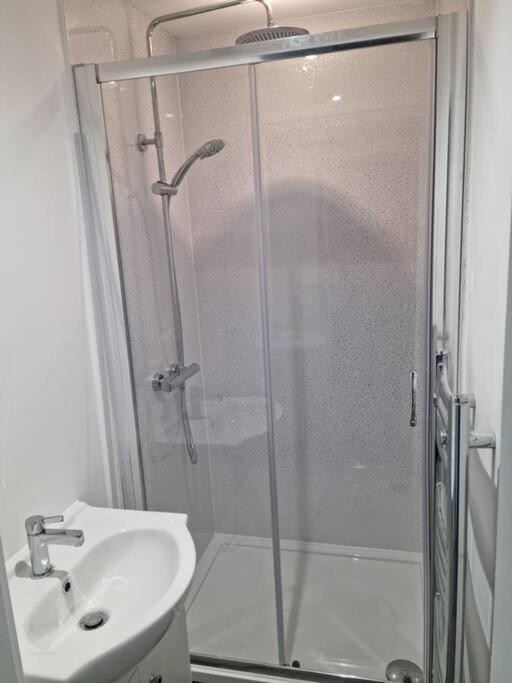 5 Bedroom House - Cheshire Oaks เอลส์เมียร์พอร์ต ภายนอก รูปภาพ