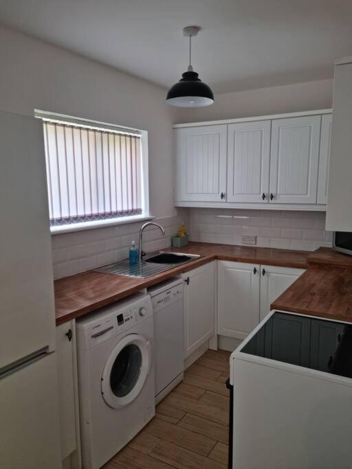 5 Bedroom House - Cheshire Oaks เอลส์เมียร์พอร์ต ภายนอก รูปภาพ