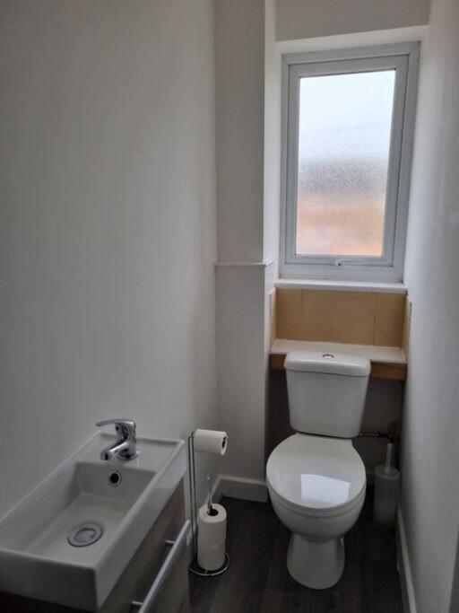 5 Bedroom House - Cheshire Oaks เอลส์เมียร์พอร์ต ภายนอก รูปภาพ