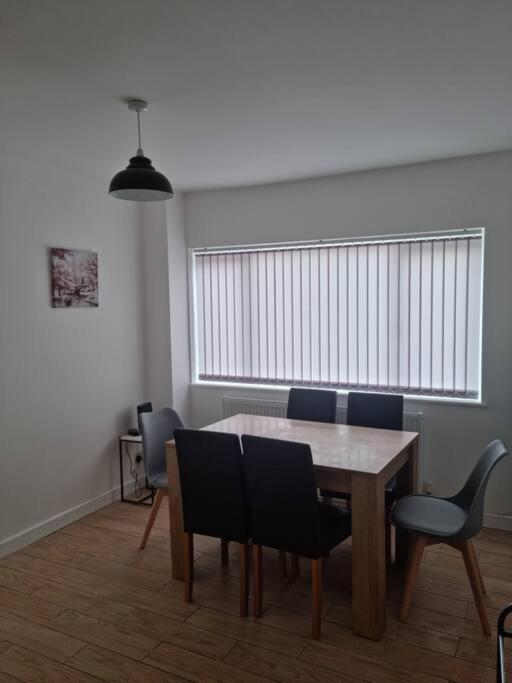 5 Bedroom House - Cheshire Oaks เอลส์เมียร์พอร์ต ภายนอก รูปภาพ